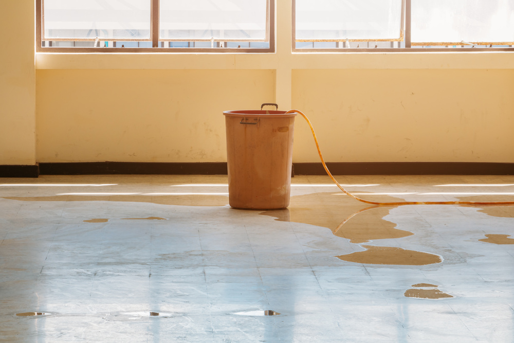 gros seau rempli d'eau à cause d'une fuite